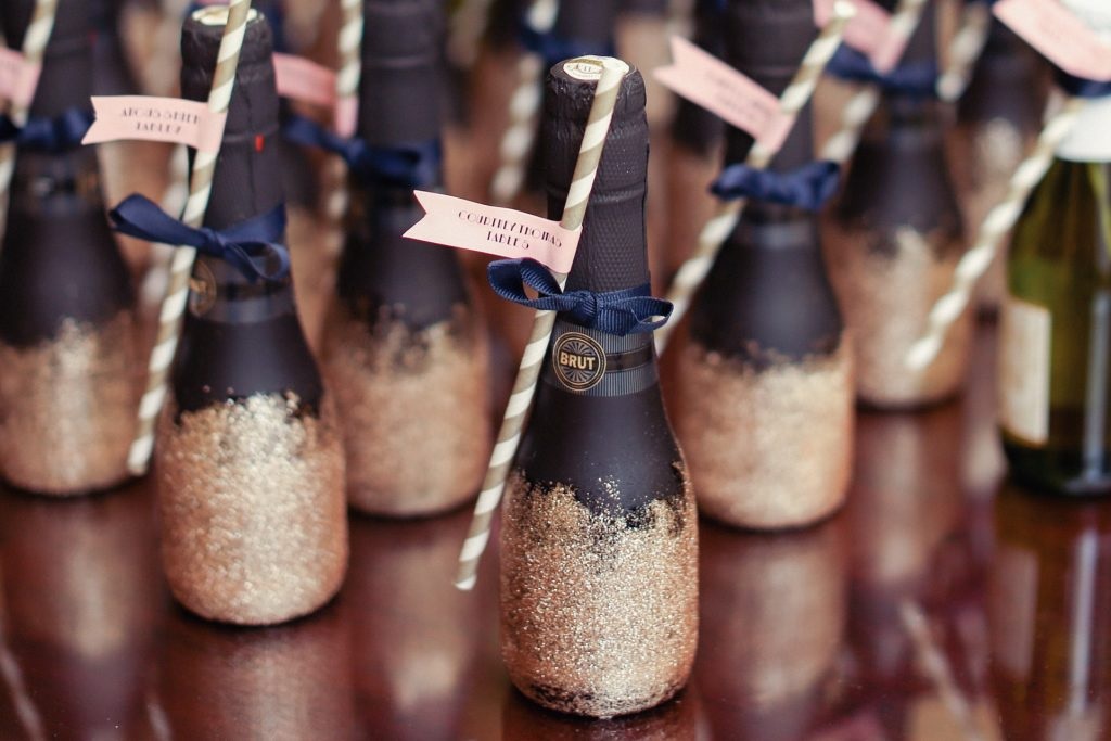 What are some unique ideas for wedding favors?